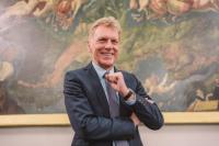 Die wichtigsten Lebens-Dinge bekommt man nicht für Geld: Sparkassenchef Marcel Thimm im Fernseh-Interview zu seinem Leben.