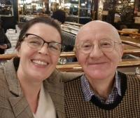 Madame Alexandra Rohart, maître d'hôtel à la brasserie parisienne « Terminus Nord », avec son client fidèle de longue date, le critique gastronomique Werner Semmler.