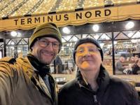 Les journalistes allemands Werner Semmler et Dr Andras Schmidt avant leur test sur les soles à la brasserie parisienne « Terminus Nord ».