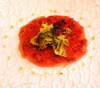 Essen in Gottenheim wie Gott in Frankreich: Carpaccio vom Yellow Fin Thunfisch mit Tomaten, Basilikumvinaigrette und Krätersalat.