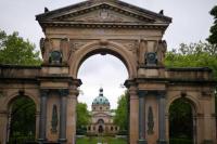 Freiburger nehmen ihre Liebe für Freiburg vorzüglich mit  in ein "Freiburger Grab": Das Portal zum schönsten Friedhofs-Dom Deutschlands.