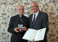 BW-Ministerpräsident Kretschmann zeichnet Erzbischof em. Dr. Robert Zollitsch.aus.
