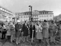 Ernst-Friedrich von Ketschmann, Luise Gabler und Sylvia von Kretschmann beim Spatenstich für den Neubau am Europäischen Hof in Heidelberg