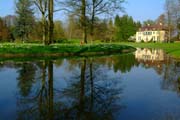 Gartenkunst im Queen-Auguste-Victoria-Park: Die Insel im Weiher und das Schloss im Spiegel des Wassers