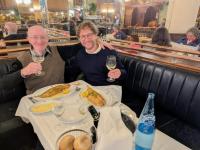 Les fines soles à l'épreuve : les journalistes allemands Werner Semmler et Dr. Andreas Schmidt évaluent la brasserie « Terminus Nord » à Paris.