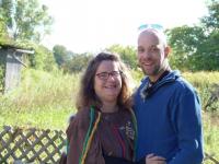 Schamanin Eva-Maria Schöne bemüht sich um Seelenfrieden mit Natur-Kraft in Erd-Jurte.