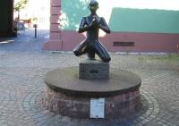 "Junge mit Taube". Kurt Lehmann schuf die Bronzeskulptur im Jahr 1953.