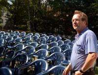 Eberhard Busch gründete das Theater vor 22 Jahren. Im Sommer wird draußen gespielt. Der Garten bietet rund 120 Gästen einen Platz.