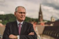  L'Art de Vivre  - damit die Rosen blühten,  überwand er manche Dornen:  Roland Burtsche erfand dass Grand-Hotel neu, als Ersatzschloss für Verwöhnung und Lebensgenuss.