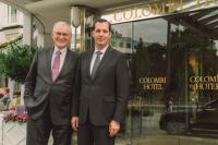 Hotelier Roland Burtsche mit seinem Hoteldirektor Michael Sänger