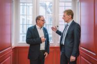 Die „Sparkassen-Kaiser“ von Freiburg im Amtszimmer von Erasmus von Rotterdam: Horst Kary und Marcel Thimm.