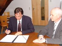 Bürgermeister Walter Laub (links) und Badenovas Vorstandsmitglied Mathias Nikolay unterzeichnen den Gesellschaftervertrag.