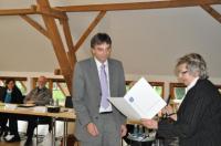 Verpflichtung für die zweite Amtszeit: Roswitha Heitzler übberreicht die Urkunde an Walter Laub