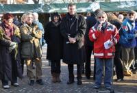 Freuen sich zum Weihnachtsmarkt: Gäste aus Bruges, Ehepaar Laub, Roswitha Heitzler (v.l.n.r.)