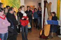 Malerei und Musik: Besucher/Innen der Vernissage und Oktavia Röhl an der Harfe