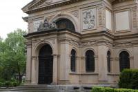 Das Freiburger Portal zum Abschiednehmen:  Hauportal zum Friedhofs-Dom in Freiburg