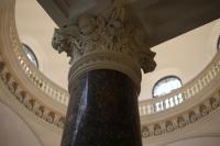 Starke Säulen  der Erinnerung: Die Engelssäulen tragen die Kuppel des Freiburger Friedhofs-Doms.