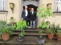 Himalaya in Gottenheim: Parkschöpfer Werner Semmler übergibt Gottenheims Bürgermeister Christian Riesterer zwei Aesculuis indica