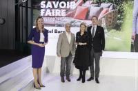 Hannes Bareiss und Britta Bareiss nehmen  „Savoir Faire Trophy“  für „Makellose Gastfreundschaft“ entgegen.