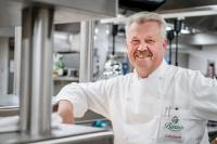 Bareiss-Küchendirektor Oliver Ruthardt kocht für die Hotelgäste