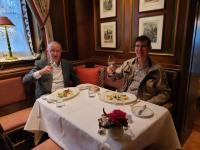 Restaurant-Kritiker Werner Semmler und Küchenmeister Arnon Sacherer beim Qualitätstest im Hotel Colombi in Freiburg